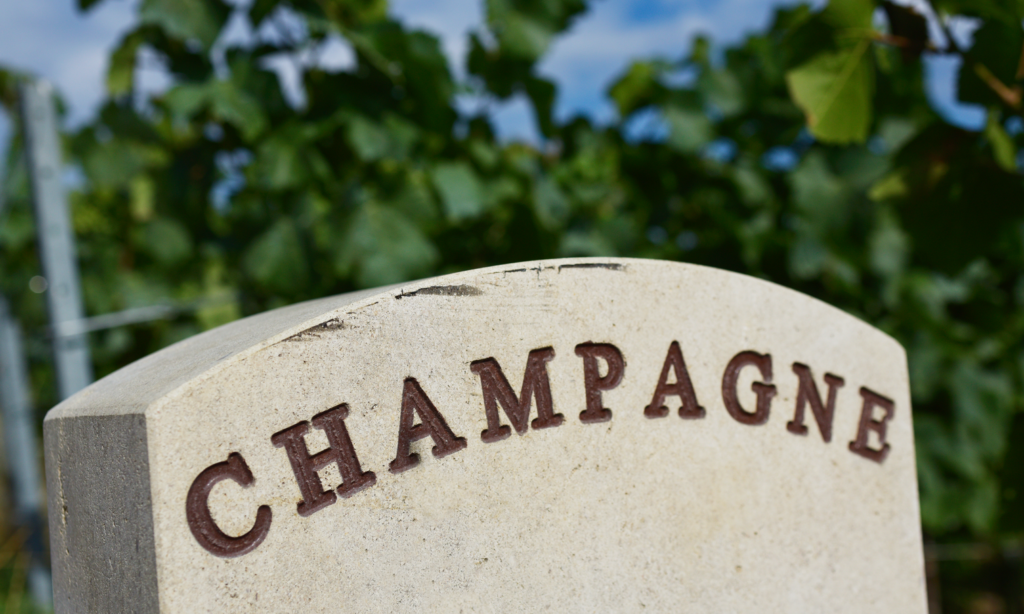 Steinskulptur mit Beschriftung "Champagne" im Freien - weinreisen mit vinvac